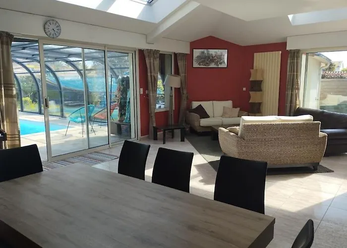 بيت للعطل Grande Maison Familiale Avec Piscine Couverte Chauffee A 15 Min Du Centre De Nantes *