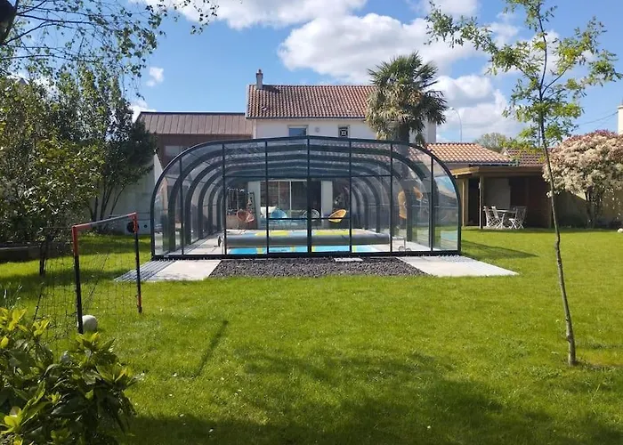 Grande Maison Familiale Avec Piscine Couverte Chauffee A 15 Min Du Centre De Nantes بيت للعطل